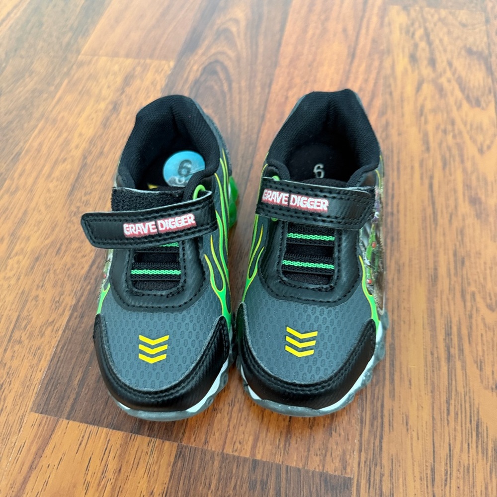 grave digger shoes size 6Kids Black and Green Light-Up Sneakers